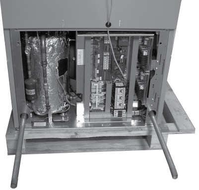 POZOR. Žádným způsobem nepošoďte hydraulicé přípojy na přístroji. Odtáhněte rycí panel od jednoty a vytáhněte nahoru, poté ho odložte na bezpečné místo POZOR.