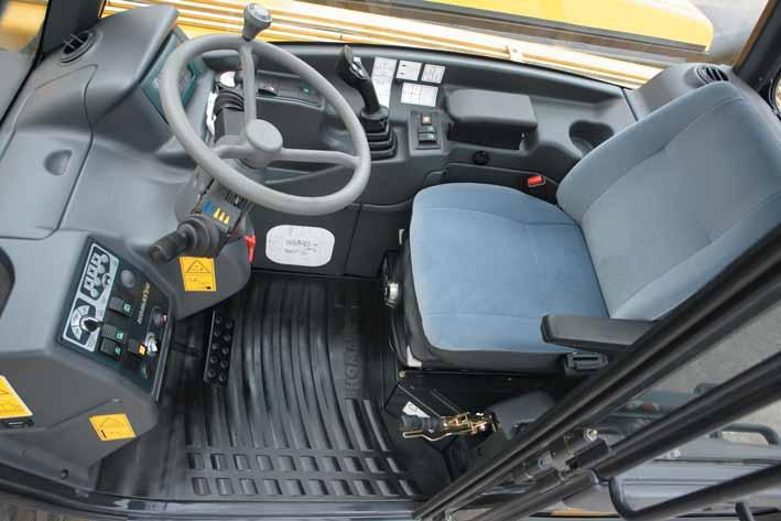 Dokonalý komfort Interiér ve stylu osobního automobilu Kabina s ochrannými prvky ROPS a FOPS má moderní a ergonomické uspořádání.