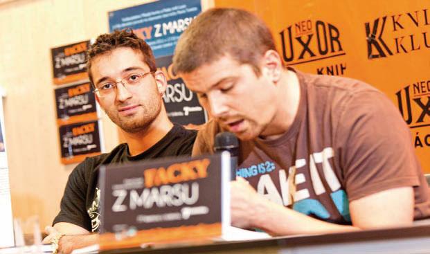 PHD objala psy bez páníčků Zaměstnanci mediální agentury PHD se v únoru v rámci akce Big Hug Charity Day rozhodli, že pořádně obejmou opuštěné psy.