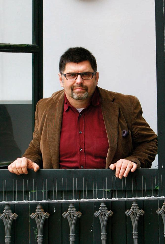 98 99 v zrcadle Miro Lukáč Ředitel agentury Fabrika Kupuje noviny i časopísy, aby syn vyhrával sběrové akce. A ve Facebooku nemůže najít marketingový potenciál. Kupujete si noviny?