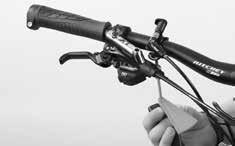 26 MONTÁŽ PODLE BIKEGUARDU MONTÁŽ PODLE BIKEGUARDU 27 MONTÁŽ PŘEDNÍHO KOLA Vyjměte přední kolo z krabce a