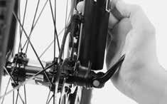 30 MONTÁŽ PODLE BIKEGUARDU MONTÁŽ PODLE BIKEGUARDU 31 Fox E-Thru 15 mm Čep lehce utáhněte a pak jej povolte o cca třetnu otáčky zpátky.