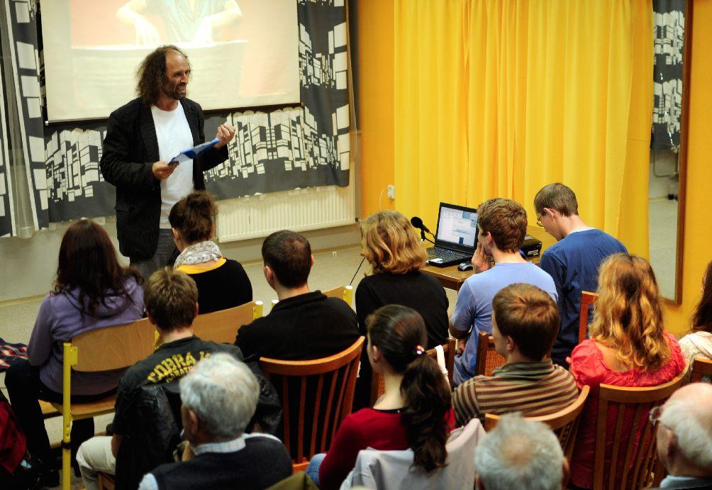 Přízvisko Easy Door naznačuje, že projekt otevírá dveře ke vzdělání, kterými není těžké projít a které jsou zároveň dostupné všem zájemcům.