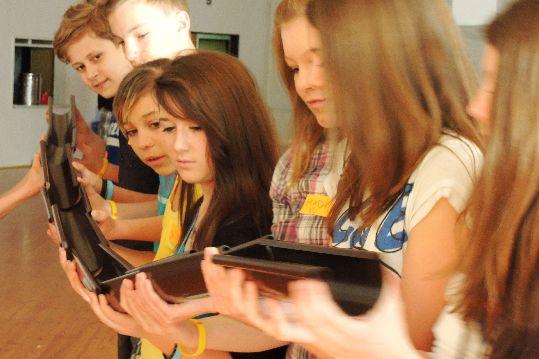 Pro zpětnou vazbu zařazujeme na konci obou dílů hodnocení programu. V prvním díle jde o klasický dotazník, ve druhém díle má tento dotazník podobu velké tabule, kam se umisťují barevné samolepky.