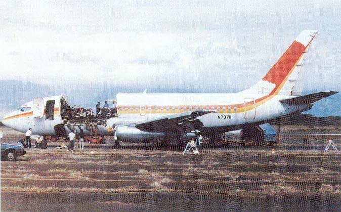 Obr. 3: Boeing 737-297 s odlomenou horní částí trupu. Trhlina se iniciovala vedle dveří za kabinou letounu. je nutnou podmínkou pro výpočet složek napětí v okolí trhliny.