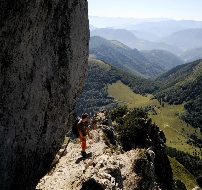 TurisTické informačné kancelárie v regióne malá fatra Oblastná organizácia cestovného ruchu MALÁ FATRA námestie obetí komunizmu 1 011 31 Žilina Tel.: 0907 870 744 e-mail: info@regionmalafatra.