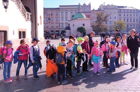 Autobus podwiózł nas pod Barbakan, stąd przechodząc Bramą Floriańską, doszliśmy na rynek.