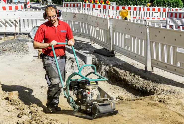 APF 15/40 Jednosměrná vibrační deska ŠIROKÁ ŠKÁLA POUŽITÍ U vibrační desky APF 15/40 můžete využít volitelné příslušenství s klíčovými funkcemi, díky čemuž se tento model stává univerzálním.