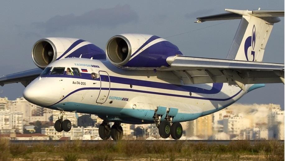 Obr. 2.7: Letoun Antonov An-74-200 [38] Antonov An-124 (Obr. 2.8) se v době svého vzniku zařadil na první místo žebříčku velikosti zkonstruovaných letounů.