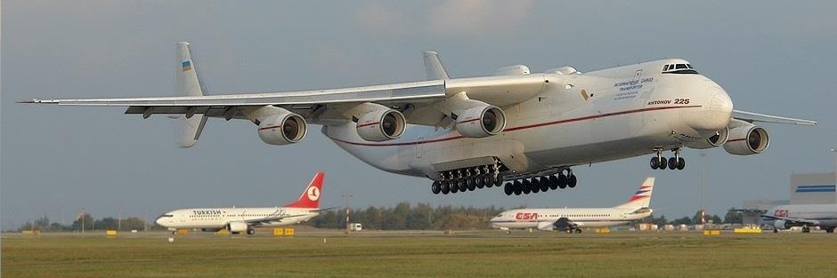90. let. Antonov An-225 poprvé vzlétl 21. prosince 1988. Konstrukčně An-225 vychází z menšího bratra An-124.