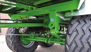 Pomocí automatických napínáků, dobře viditelných z traktoru, lze čtyři velmi pevné řetězy podlahového dopravníku