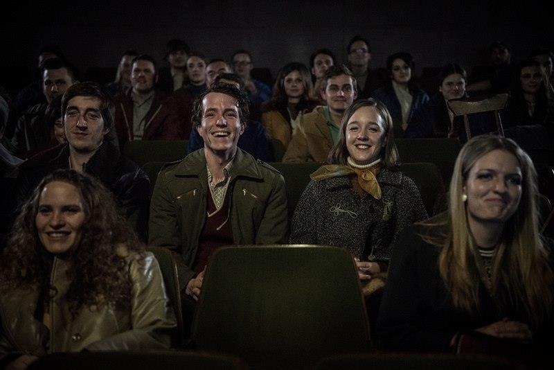 Ve filmu prochází vztahem se svou přítelkyní Helenkou, bouřlivým kolejním životem roku 1968, soužitím s mámou doma ve Všetatech, zažije studentské brigády v Kazachstánu a Francii, chodí do školy,