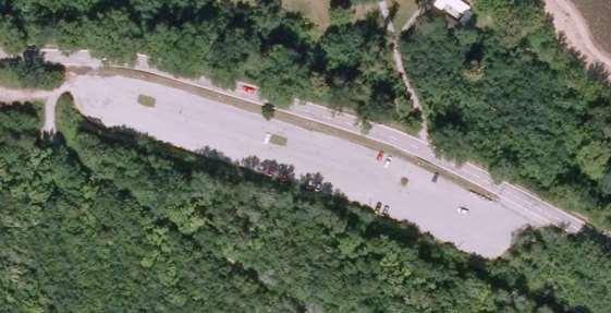 Obr. 1 Parkoviště u Rokle Brněnská přehrada. Fig. 1 Parking near the Rokleat - Brno Dam. Pro účely měření byly vytvořeny figuríny z dřevotřísky, na které byly jednotlivé materiály aplikovány. Obr.