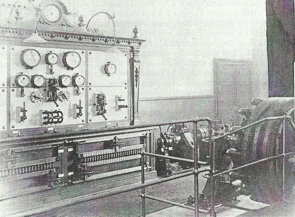 První budované hydroelektrárny vyráběly stejnosměrný proud. Následný systém rozvodu byl také stejnosměrný.