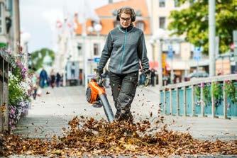 KŘOVINOŘEZY A VYŽÍNAČE HUSQVARNA Objem válce Výkon* příslušenství Akční cena HUSQVARNA 122C 21,7 cm³ 0,6 kw 4,4 kg 4 750 Kč 4 290 Kč HUSQVARNA 129R 27,5 cm³ 0,85 kw 5,4 kg 8 050 Kč 7 290 Kč HUSQVARNA