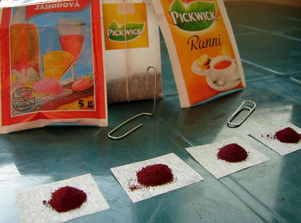 Pomůcky plováky ze sáčků od čaje s nasypaným barvivem, kancelářská sponka normální a ohnutá tak,