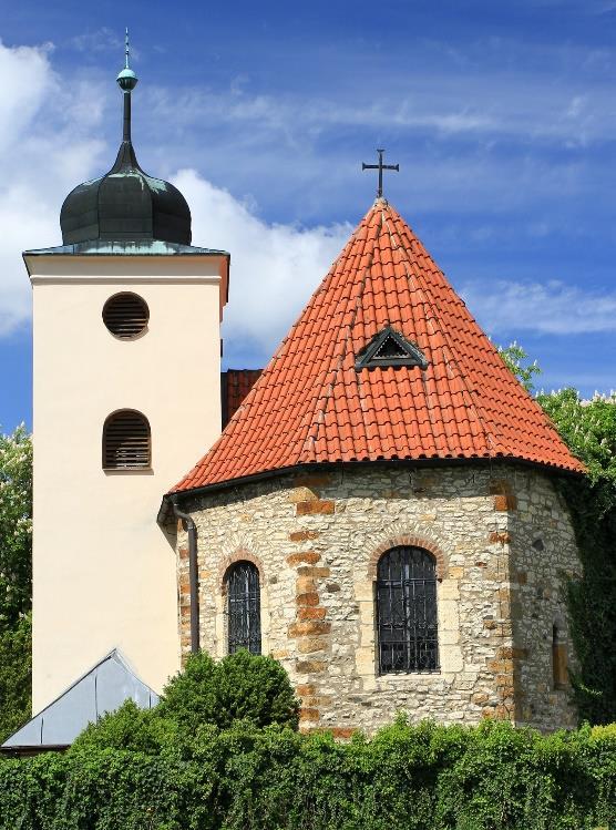 LEVÝ HRADEC je starodávné hradiště zmíněné už v Kosmově kronice. Archeologickými průzkumy je bezpečně prokázáno, že zde byla postavena první křesťanská svatyně na českém území.