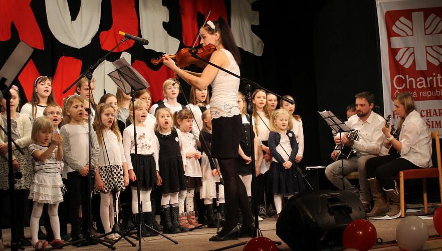 DĚTSKÁ SCHOLKA S dětskou scholkou jsme byli pozváni (již potřetí) na benefiční koncert pořádaný farní charitou Vlašim.