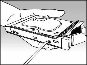 Instalace pevných disků Stiskněte tlačítko na spodní části šuplíku.