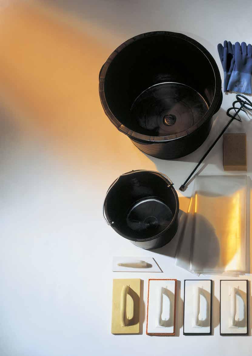 MATERIÁLY A TECHNIKA Náradie Za pomoci miešadla 1 ako nástavca na miešačku sa suchá malta rozmiešava s vodou v čistom stavebnom vedre. 2 Ak sú potrebné len malé množstvá, je vhodné aj vedierko.
