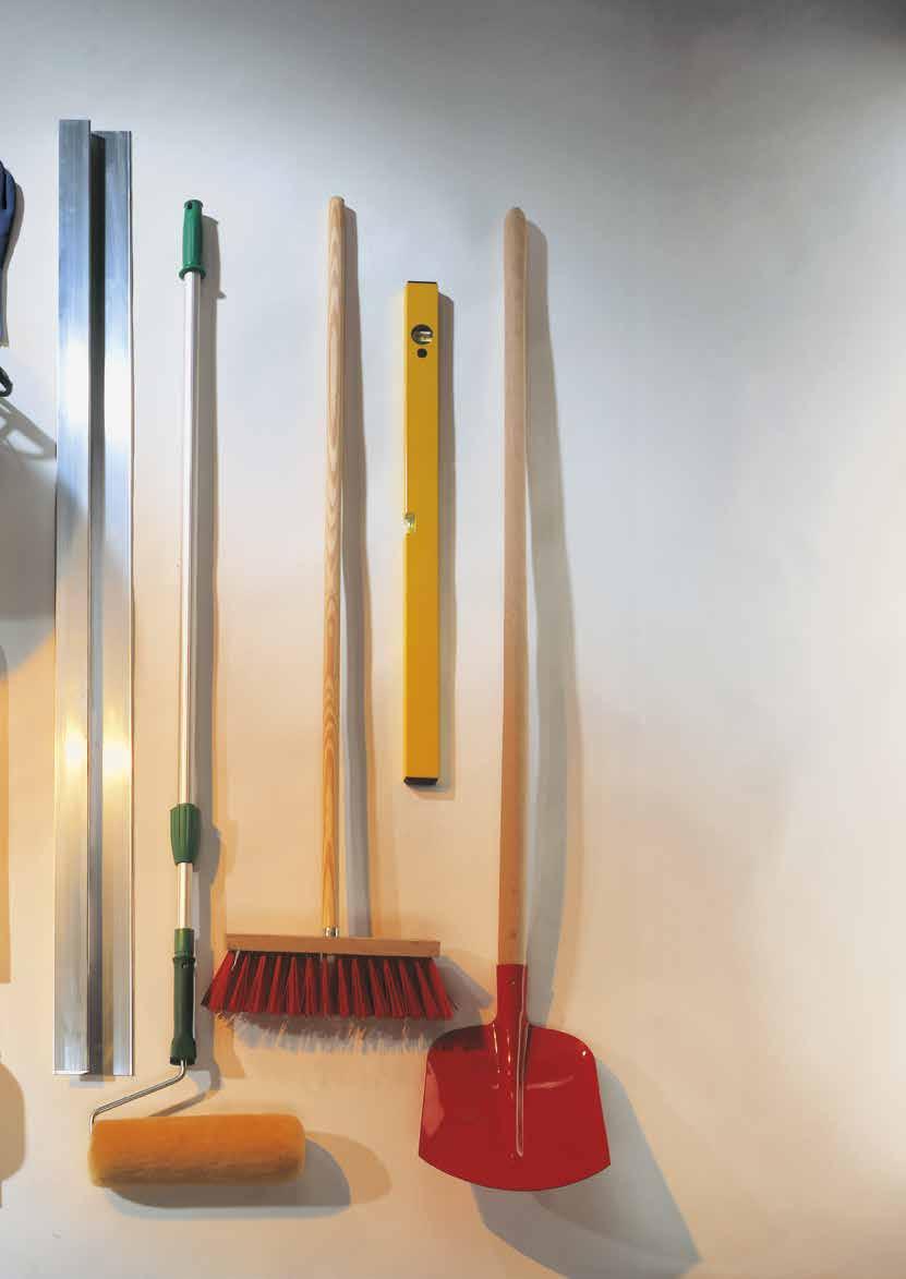 MATERIÁLY A TECHNIKA 4 7 13 15 16 14 Náradie 1 5 Hladidlo s machovou gumou 10 je potrebné na drsnú omietku a hladidlo s filcom 11 na jemnú úpravu hladkých omietok.