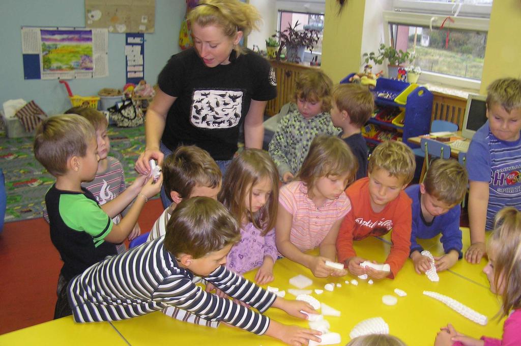 První čtyři děti, které vše poznaly správně, dostaly bonbon. Po krátké přestávce slečna Barbora vyndala nějaké kartičky se zvířaty.