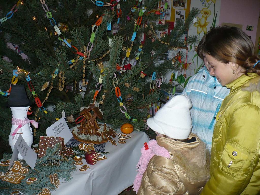 koledy. Prodávaly se hlavně výrobky našich žáků.