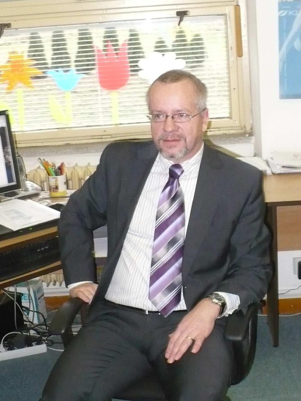 Rozhovor s panem ředitelem, Mgr. Z jaké vesnice/města pocházíte? Konkrétně jsem z Opavy, což je na Moravě. Petrem Stříbným Váš nejoblíbenější film? Je jich spousta.