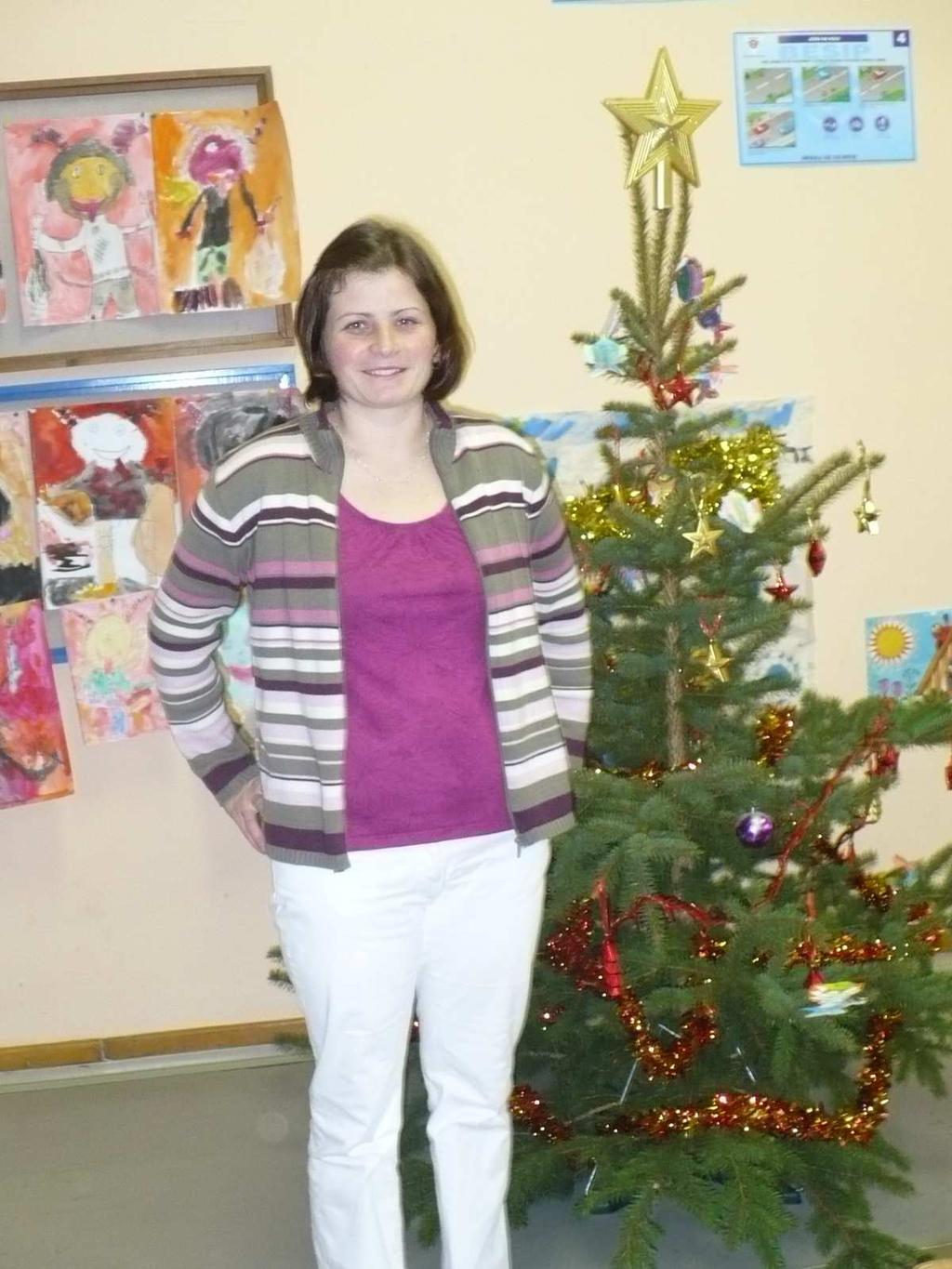 Rozhovor s paní učitelkou Janou Macháčkovou Dobrý den Ahoj Líbí se Vám líbí na naší škole? Ano líbí, je tady krásná krajina. Kde jse učila před Krhanicemi? Učila jsem v Praze. Je to tady lepší?