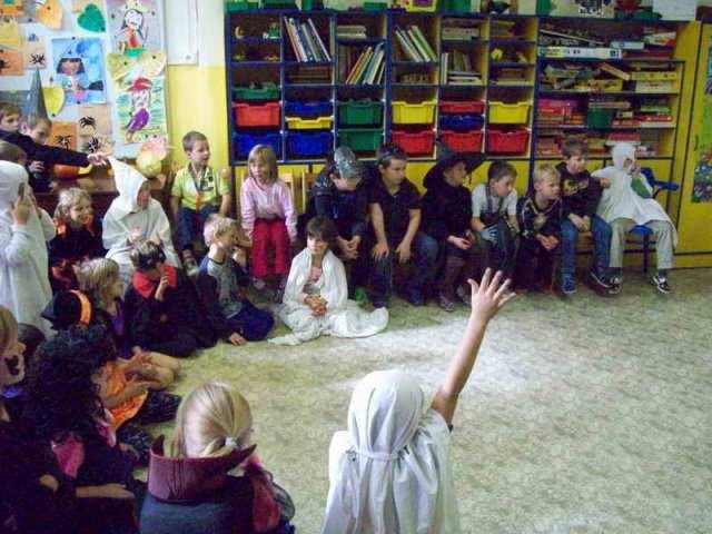 Odpoledne je v halloweensky vyzdobené družině čekala strašidelná diskotéka s tancem a různými tematickými soutěžemi.