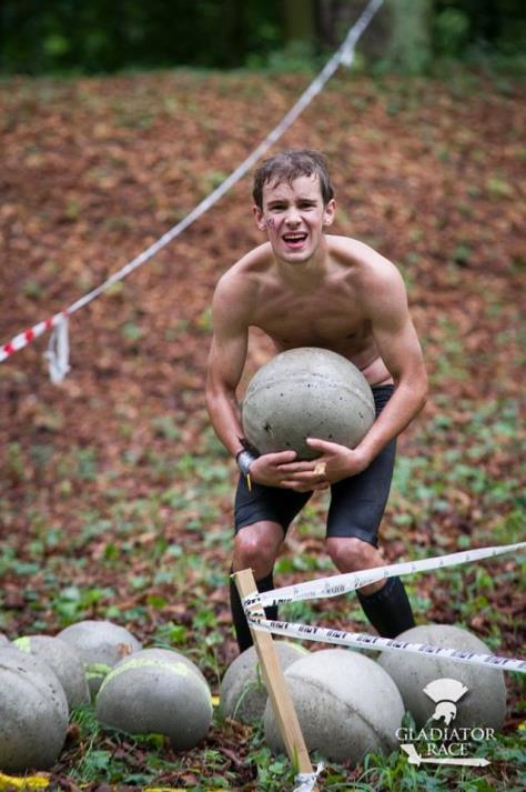 Překážka Atlas stone Popis překážky : Nošení betonové koule (kamene) po předem stanovené trase. Muži mají těžkou - větší kouli (kámen), junioři a ženy lehkou menší kouli.