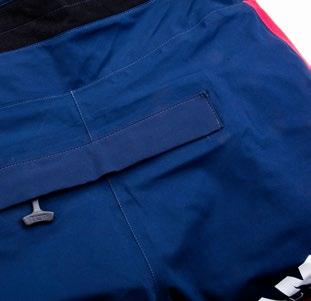 Důmyslně všitý zip v přední části kalhot.
