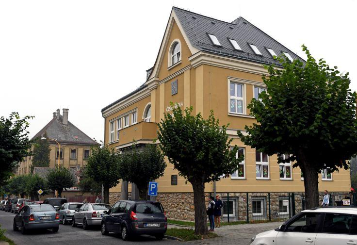 Zajímá se stále o dění v oblasti turistiky, je místopředsedou odboru KČT a my čerpáme z jeho zkušeností a znalostí při plánování naší činnosti.