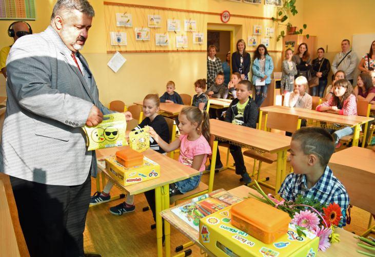 Mezitím v prvním říjnovém týdnu byla česká škola uzavřena a žáci spolu se svými rodiči prchali do zbytkového Československa.