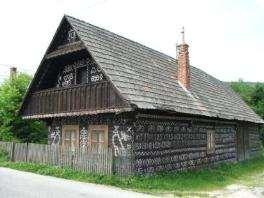 storočia bol dom s pavlačou obrátenou do Hlavnej ulice, na severnej a južnej strane domu boli podlomenice.