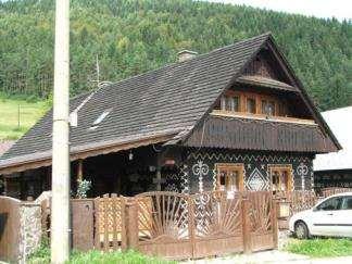 pričom horná tretina štítu nebola odstránená a nahradená polvalbou ako sa to často stávalo pri domoch s podobným tvarom štítu.
