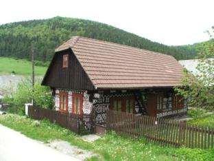 64. Ľudový zrubový dom č. 101 so samostatne stojacou hospodárskou budovou Parc. č. KN 317 (Piešova ulica) Národná kultúrna pamiatka č.