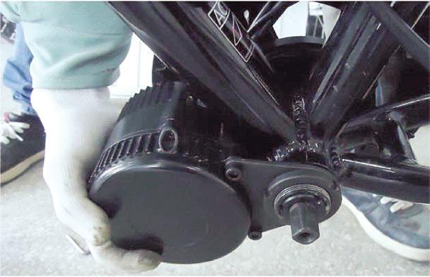 Nyní motor zlehka přitáhněte směrem k rámu kola a dotáhněte první matici M33 přiměřenou silou (asi 30-40 Nm).