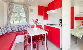 Ubytování: mobilní domek pro 4-5 osob, 2 x 2lůžková ložnice, denní místnost s jídelnou a kuchyňským koutem - elektrický vařič, lednice bez mrazáku. V denní místnosti je gauč pro 5.