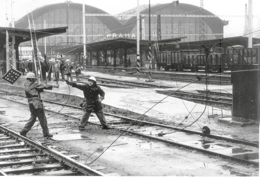 vlastních pevných trakčních zařízení 1954 Založení státního podniku Elektrizace železnic Praha