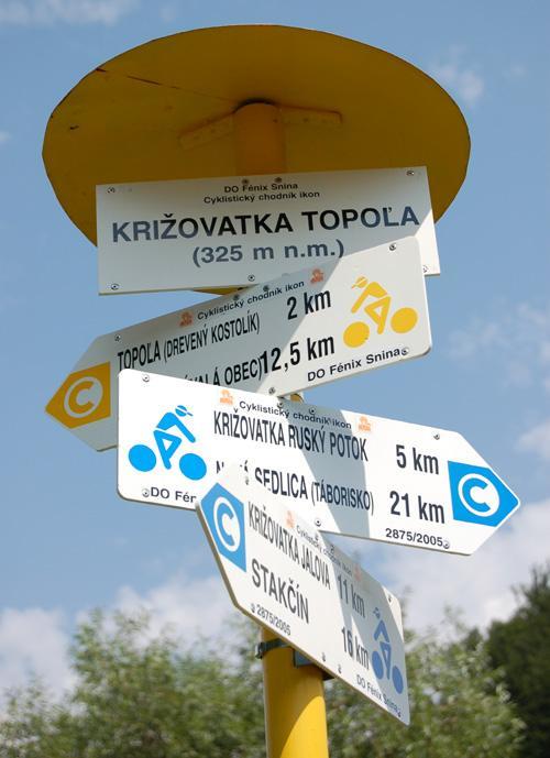 Potreba je 6 ks nových cyklosmerovníkov, 30 ks ve¾kých cyklosmeroviek a 15 emblémových cyklotabuliek.
