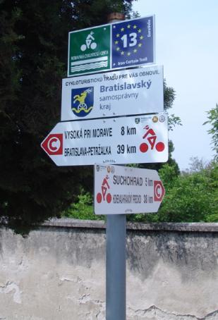 ukážka viacerých donorských tabuliek na prvkoch cykloturistického znaèenia 3.