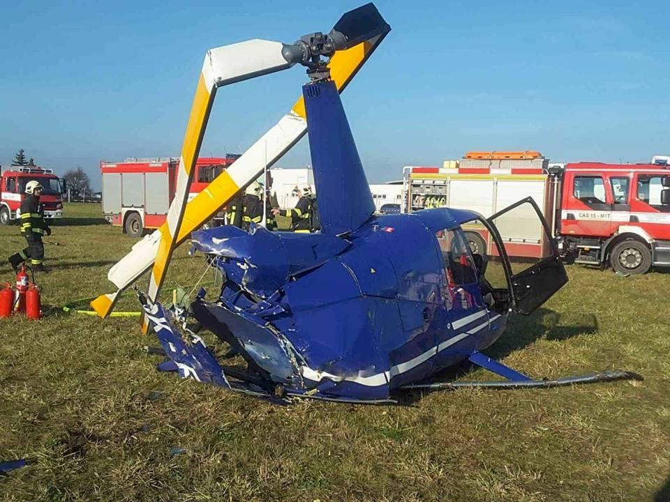 záchrannou službou a Policií ČR zasahovali u pádu vrtulníku v blízkosti areálu letiště.