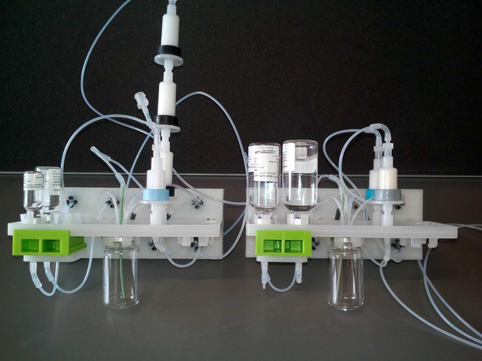 Obr. 1. Kombinace IFP (integrovaných fluidních procesorů) používaných pro výrobu fluorocholinu, s osazenými chemikáliemi a kolonkami nutnými k syntéze.