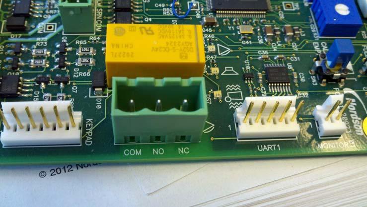 Plnicí systém RetroFit se snímačem hladiny Nordson A 5 Výstupy na kontaktech stavového relé Pro sledování stavu plnicího systému je k dispozici výstup na kontaktech elektromechanického relé typu C.
