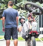 Ondřejem Michalčíkem, ředitelem Odboru veřejné dopravy) končí větou: Přesto věříme, že připravovaná změna provozního konceptu přispěje k zlepšení dopravní obsluhy na předmětné dráze a i z aší strany
