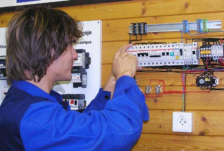 ELEKTRIKÁŘ 26-51-H/01 ELEKTRIKÁŘ Školy vyučující obor: 4 7 21 25 33 37 SILNOPROUD 26-51-H/02 Školy vyučující obor: 1 4 13 15 17 19 21 25 26 28 41 Hlavním obsahem tříleté výuky je teoretické i