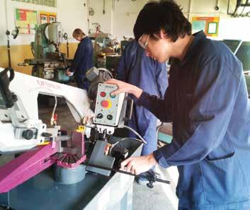 STROJNÍ MECHANIK ZÁMEČNÍK 23-51-H/01 Školy vyučující obor: 14 15 16 23 25 26 29 33 37 39 41 Ve tříletém učebním oboru