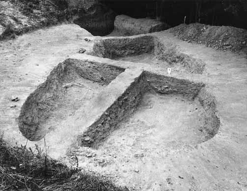 Sektorenreihe B C in der nördlichen Vorburg und am Nordtrand der Akropolis. Im Vordergrund der Ostarm des Außengrabens 1, dahinter mittlerer Graben 2, ganz hinten zwei Arme des Innengrabens 3 (von N).