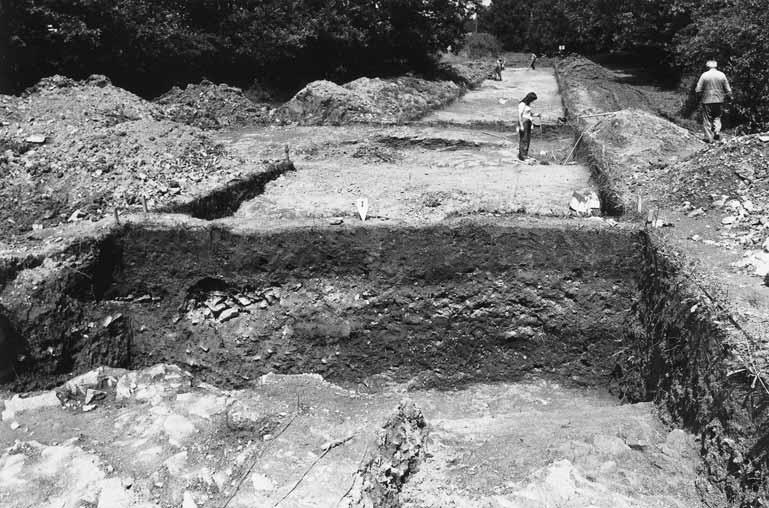 Obere Steinschuttschicht in den Sektoren E G11 13 (von O). Foto 43. Střední příkop 2.